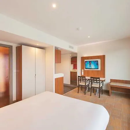 メトロポール ホテル 4*